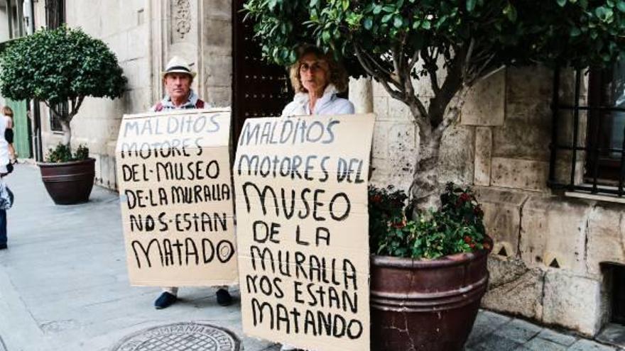 Rafael y María Encarnación frente a su casa, que está pegada a la pared del Museo de la Muralla.