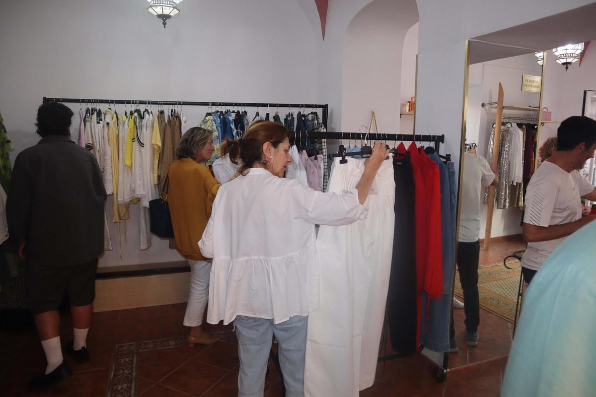 Varias clientas comprueban las prendas de la tienda.