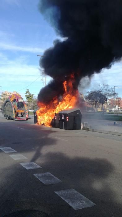 Alarma por el incendio de tres contenedores en La Soledat