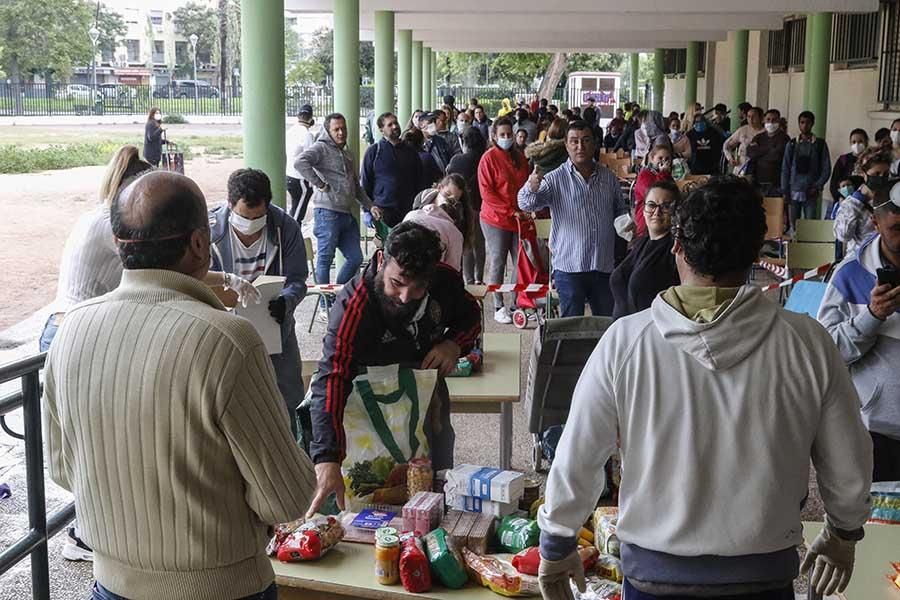 Reparto masivo de alimentos en el colegio Fernán Pérez de Oliva