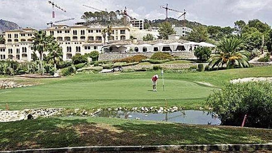 El helicÃ³ptero debÃ­a aterrizar en el campo de golf.