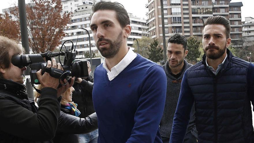 Los jugadores de fÃºtbol Xavi Torres (d), Jordi Figueras (i) y Jorge Molina (c), a su llegada al Palacio de Justicia de Navarra.