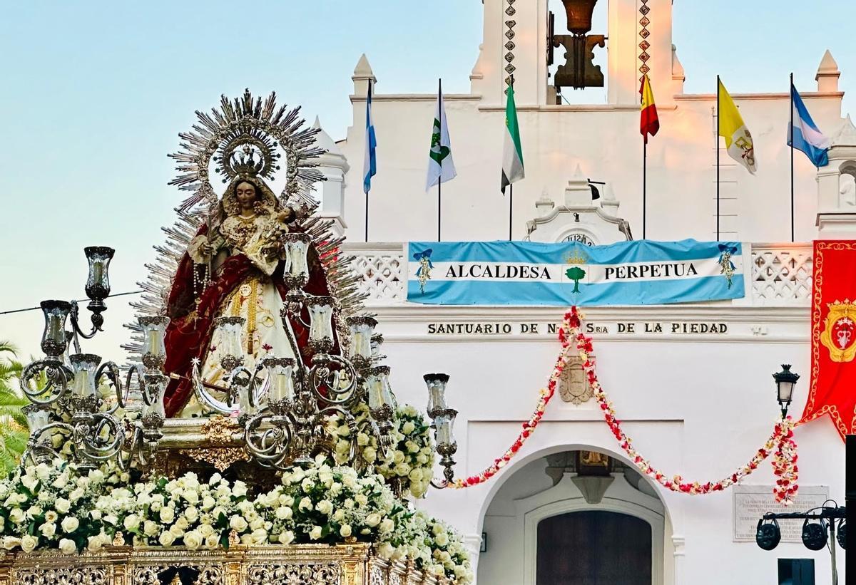Imagen de la Virgen de la Piedad saliendo del santuario.