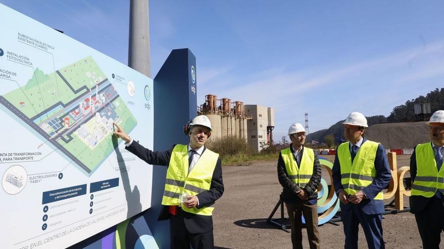 El director de aceleración de proyectos de EDP España, Paulo Villamil, muestra un plano con el proyecto de hidrógeno verde de la central de Aboño, en presencia de Francisco Blanco, secretario de Industria, el pasado abril. | M. León