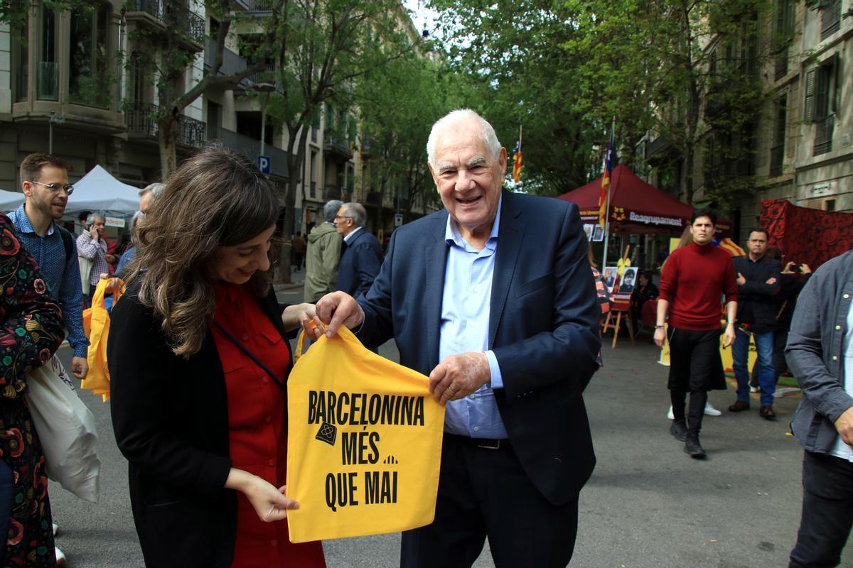Ernest Maragall, con una bolsa de su candidatura, en el estand de su partido por Sant Jordi.