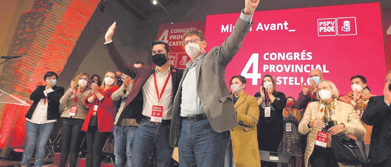 Samuel Falomir y Ximo Puig en un momento del cierre del congreso celebrado en febrero en el que el alcalde de l’Alcora fue ratificado como líder provincial del partido.