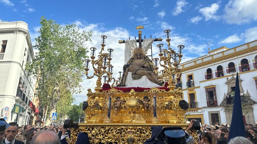 Miércoles Santo pleno de cofradías y en hora: el frío no puede con las ganas de más