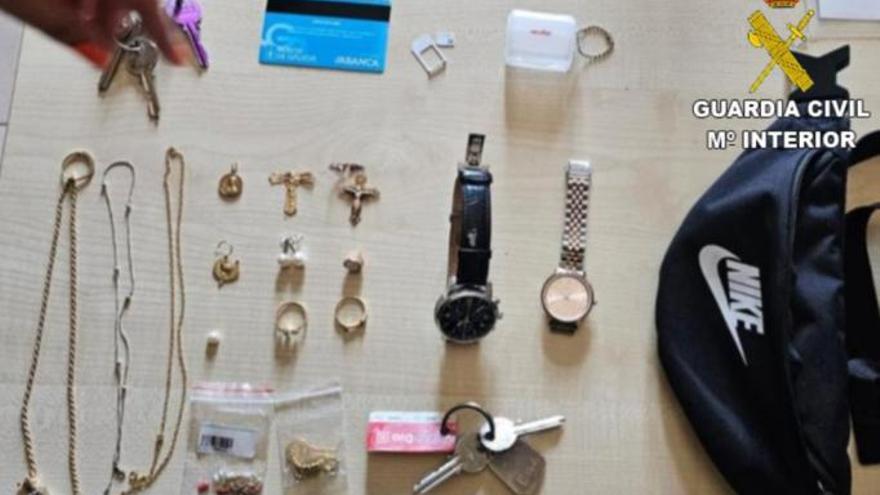 Los objetos robados en una casa en Cangas.  | // G.C.