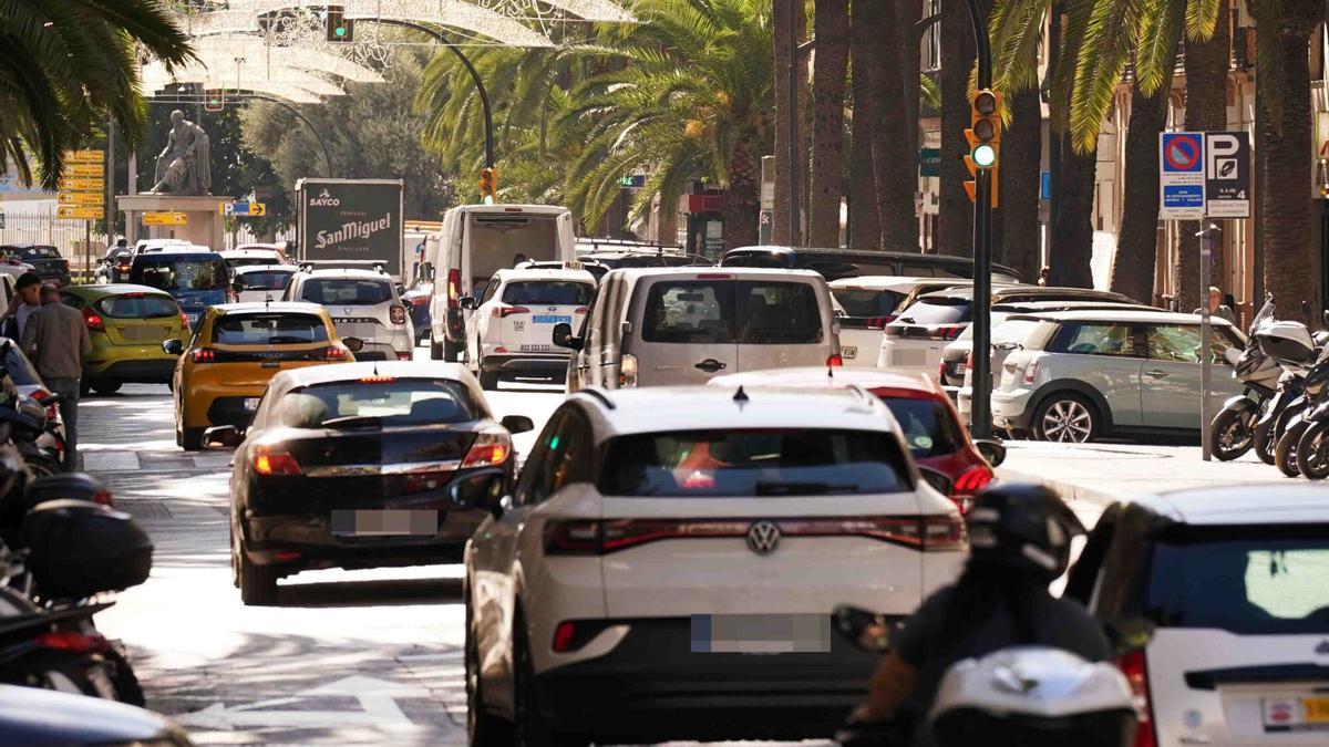 Coches circulando por la ciudad.