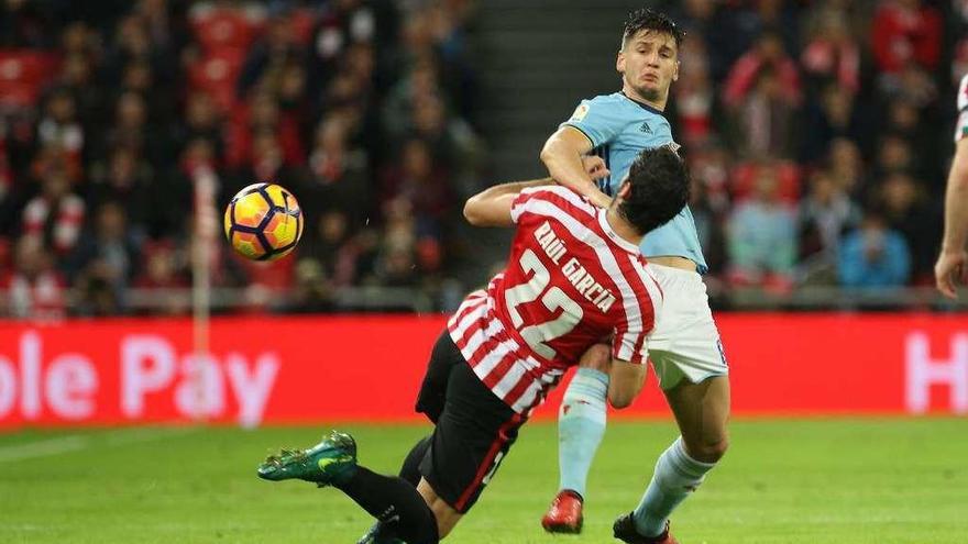 Radoja trata de controlar un balón ante Raúl García. // LOF