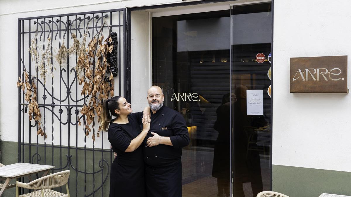 Beatriz Villalba y Pedro Salas posan frente a la fachada de Arre, en la calle Antonio Maura de Castelló.
