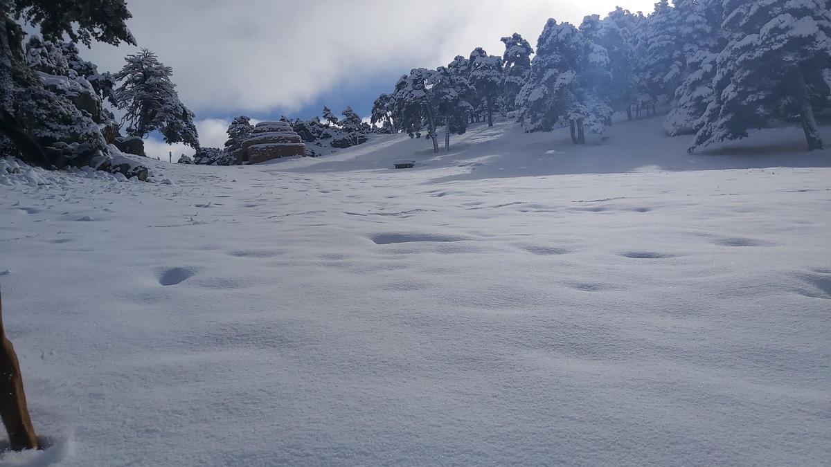 Nieve en una estación de Teruel, en una imagen de archivo.