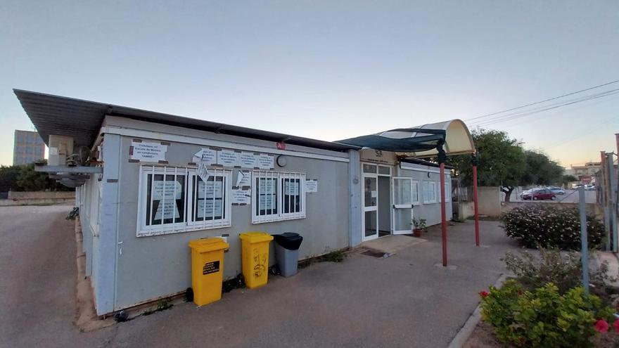 Goteras, óxido y ruido: el día a día de los más de 300 alumnos de la escuela de música de Llucmajor en barracones