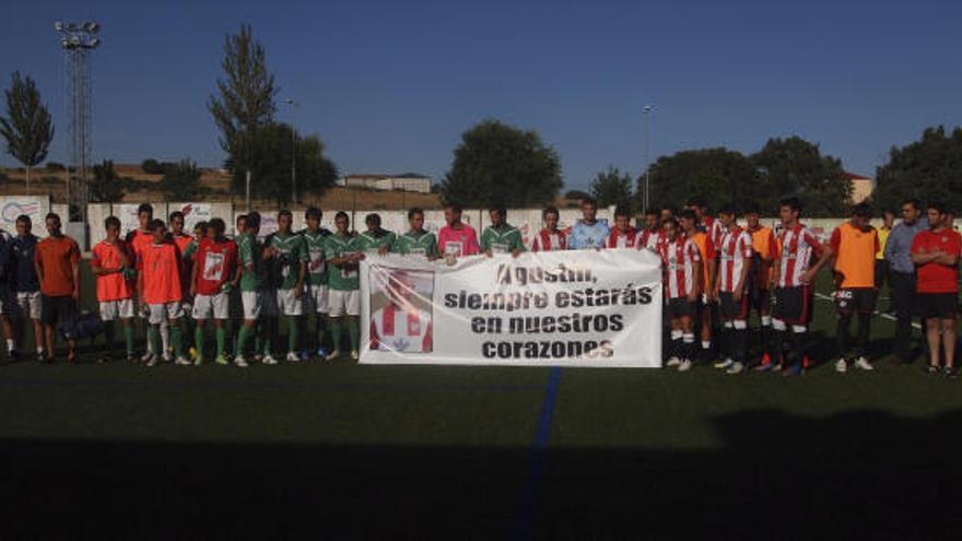 Los jugadores salen con la pancarta.