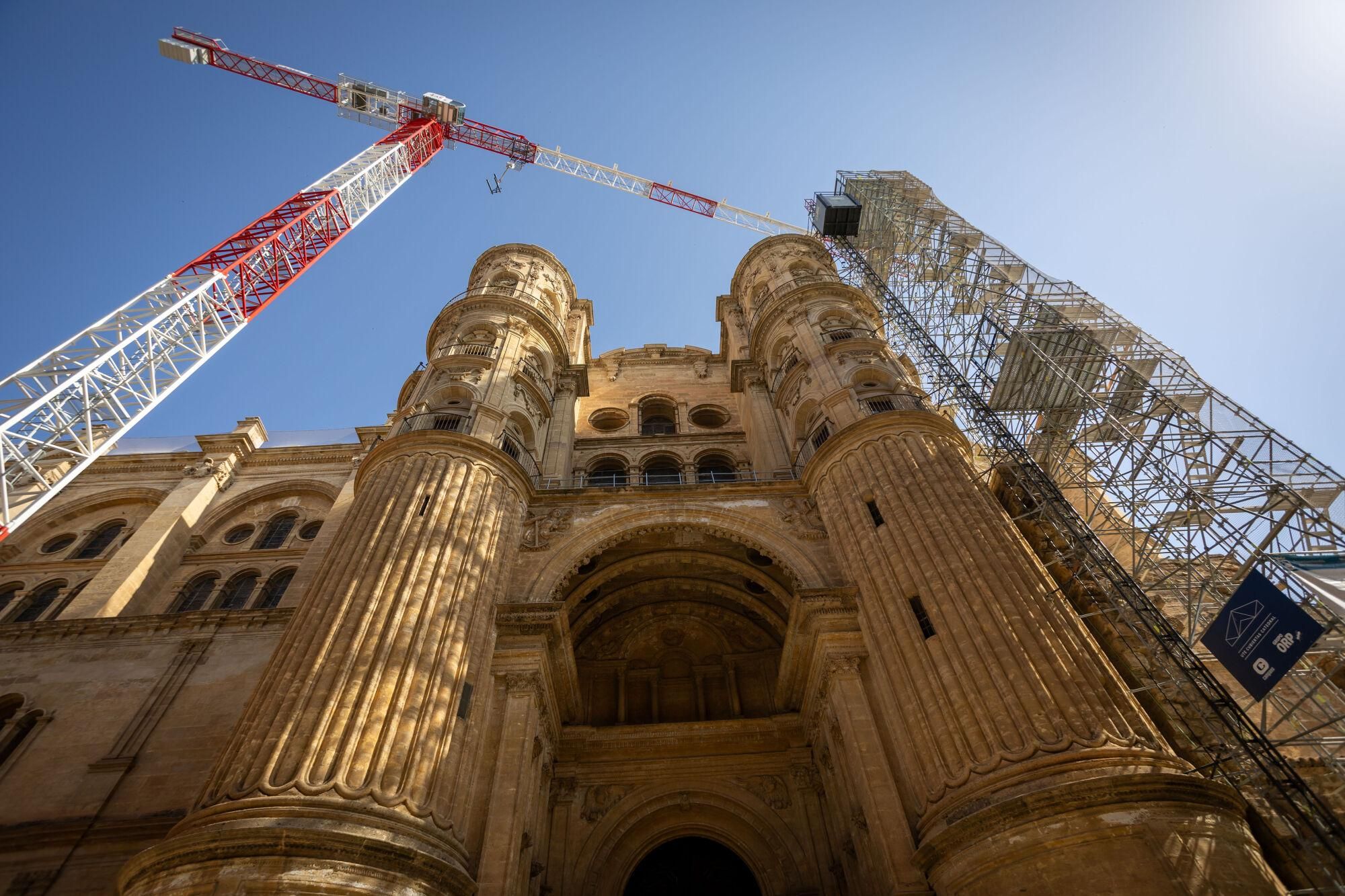 Visita institucional a las obras del tejado de la Catedral del presidente de la Diputación, Francisco Salado; junto con el obispo emérito, Jesús Catalá; el presidente de la Fundación Unicaja, José Manuel Domínguez; y los arquitectos del proyecto Juan Manuel Sánchez La Chica y Adolfo de la Torre Prieto