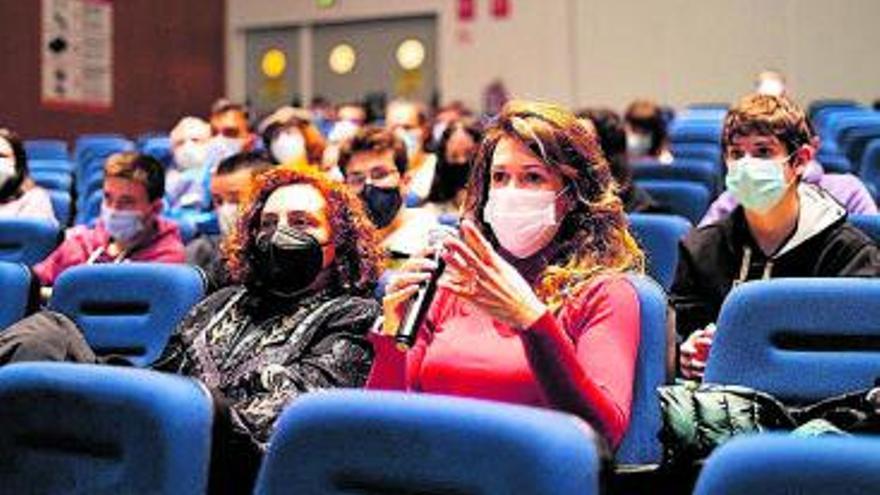 Una de les assistents a l’acte de presentació fa una pregunta a Carla Casals des de la platea de l’auditori. 