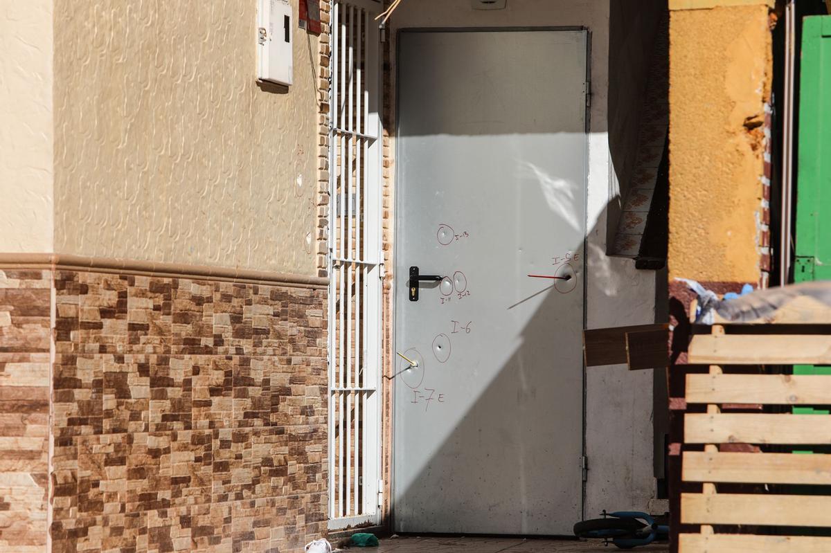 La puerta de la vivienda de uno de los implicados en el tiroteo