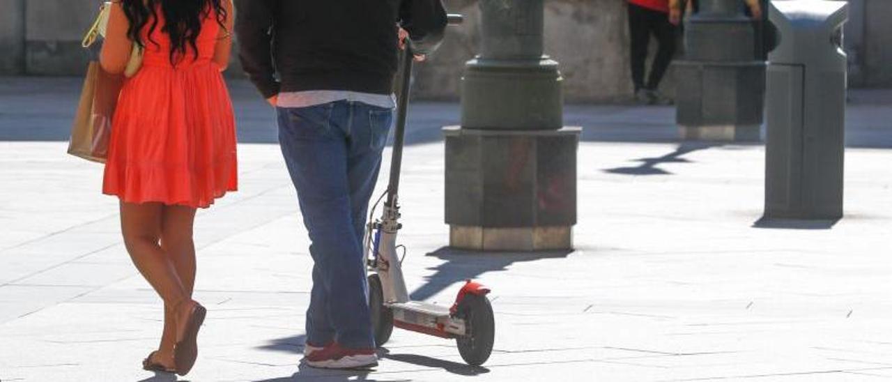 Por las zonas peatonales hay que bajarse del patinete eléctrico.