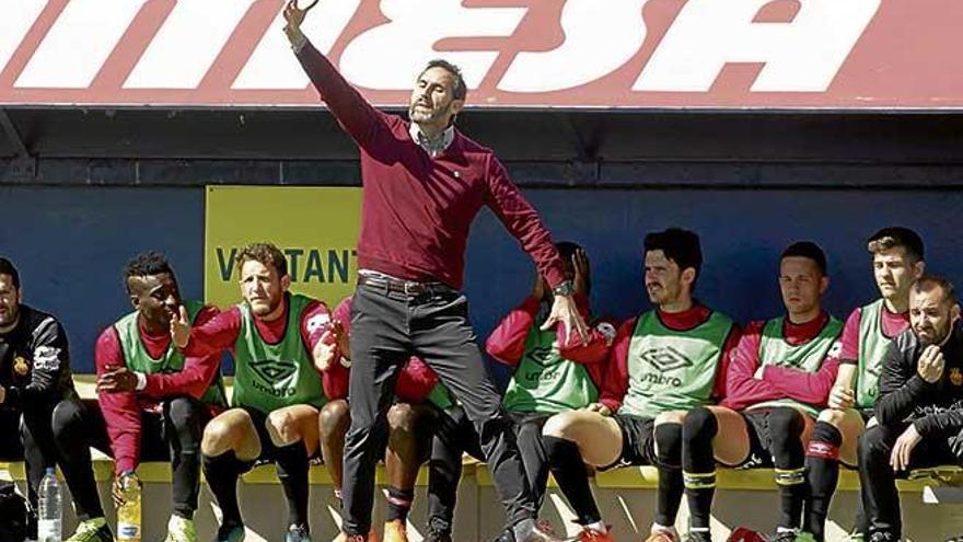 Vicente Moreno da instrucciones a sus jugadores desde la banda, delante de los suplentes.