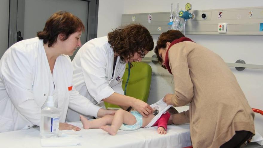 Profesionales sanitarias atendiendo a un niño en Urgencias de Son Espases.