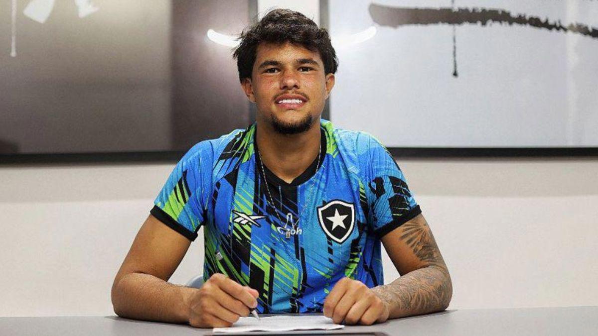 Bruno Samudio firmó su prmer contrato profesional con el Botafogo