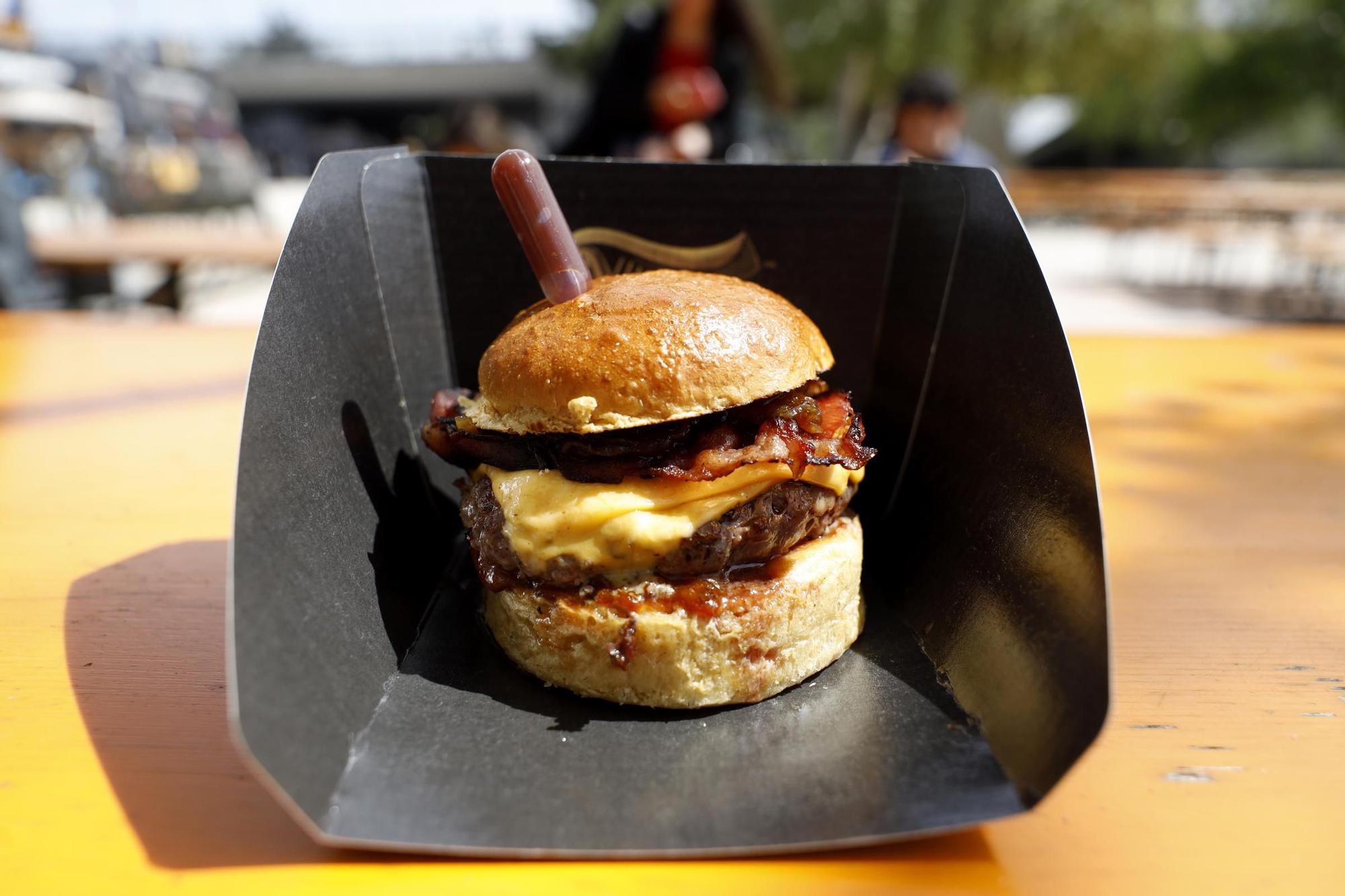Así es la “Guinness Burger”, la innovadora hamburguesa gourmet del zaragozano Eneko Fernández