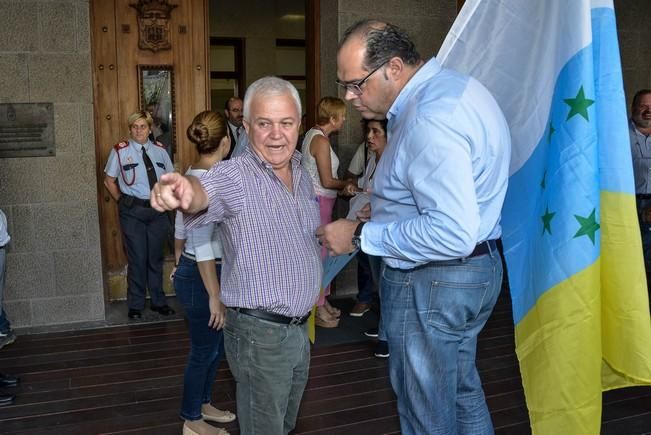 Las Palmas de Gran Canaria 21 Octubre 2016. El presidente del Cabildo, Antonio Morales, leyó un manifiesto en homanaje a.La bandera canaria con siete estrellas verdes que fue izada por primera vez en Gran Canaria en 1961 y causó una gran acogida entre la población, que pronto la asumió como propia como expresión de un sentimiento de identidad y sin ligarla a la reivindicación política con la que había nacido más de medio siglo antes.