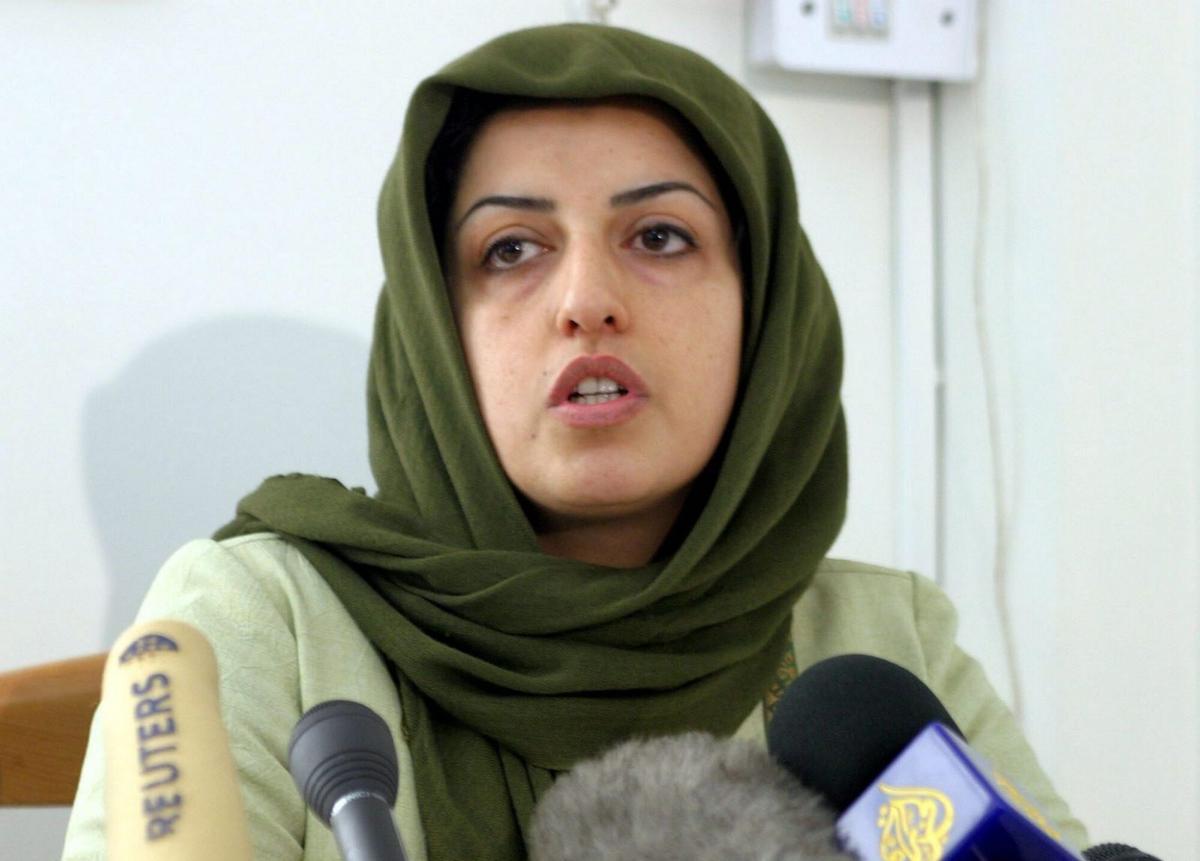 La activista iraní Narges Mohammadi, Premio Nobel da Paz en 2023, durante una intervención antes de ser detenida en diciembre de 2025.