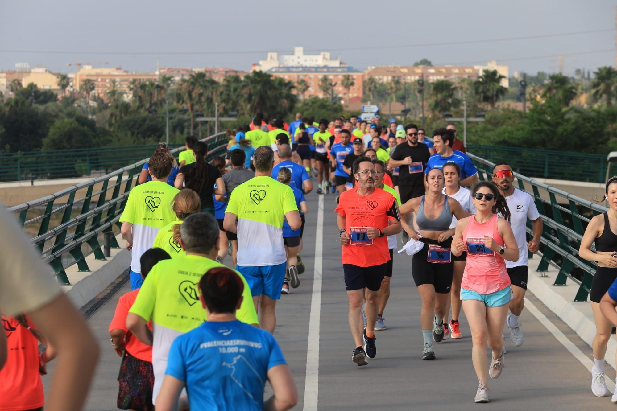 Búscate en la Carrera de la Solidaridad de València: así ha sido el paso por un puente mítico de la ciudad