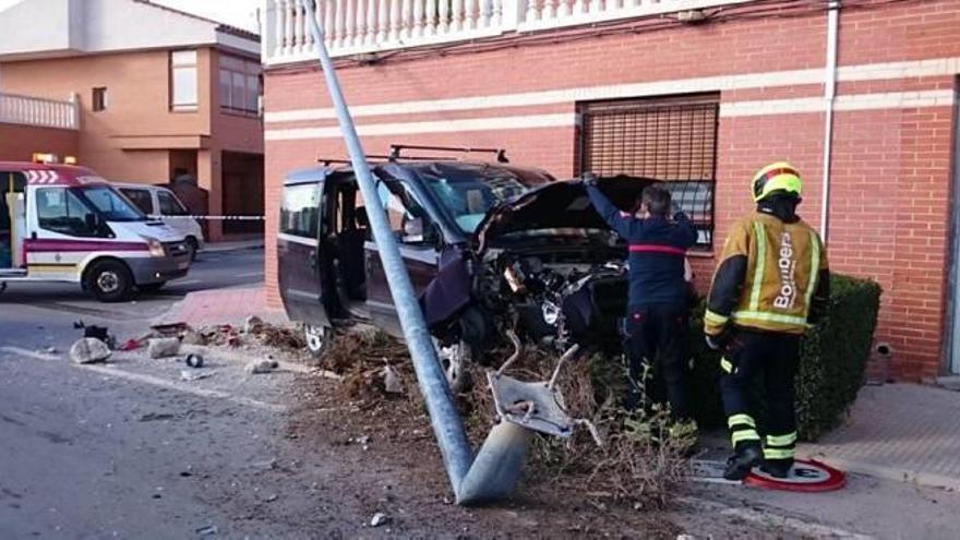 El coche chocó contra una farola por causas desconocidas.