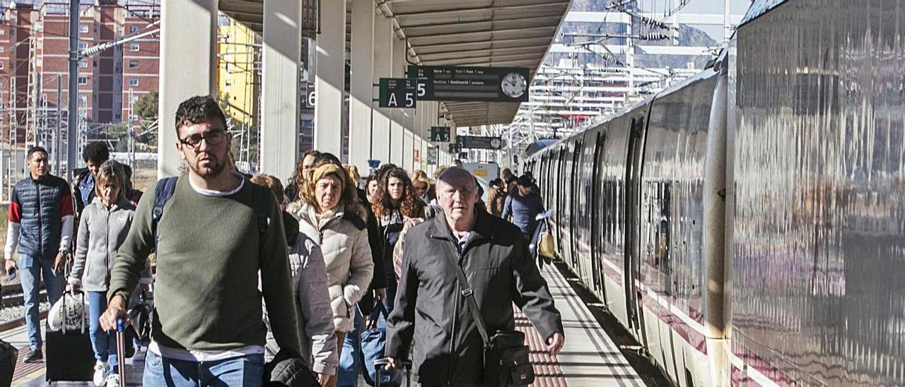 Tren Euromed recién llegado a Alicante en enero de 2020, antes de la crisis sanitaria. | HÉCTOR FUENTES