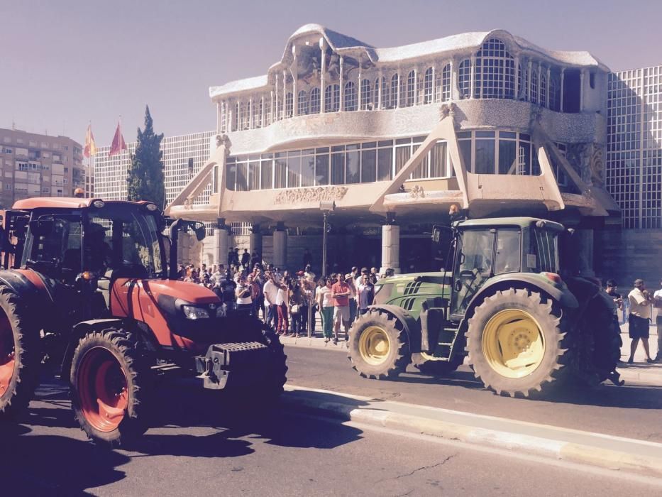 Protesta de agricultores en la Asamblea Regional