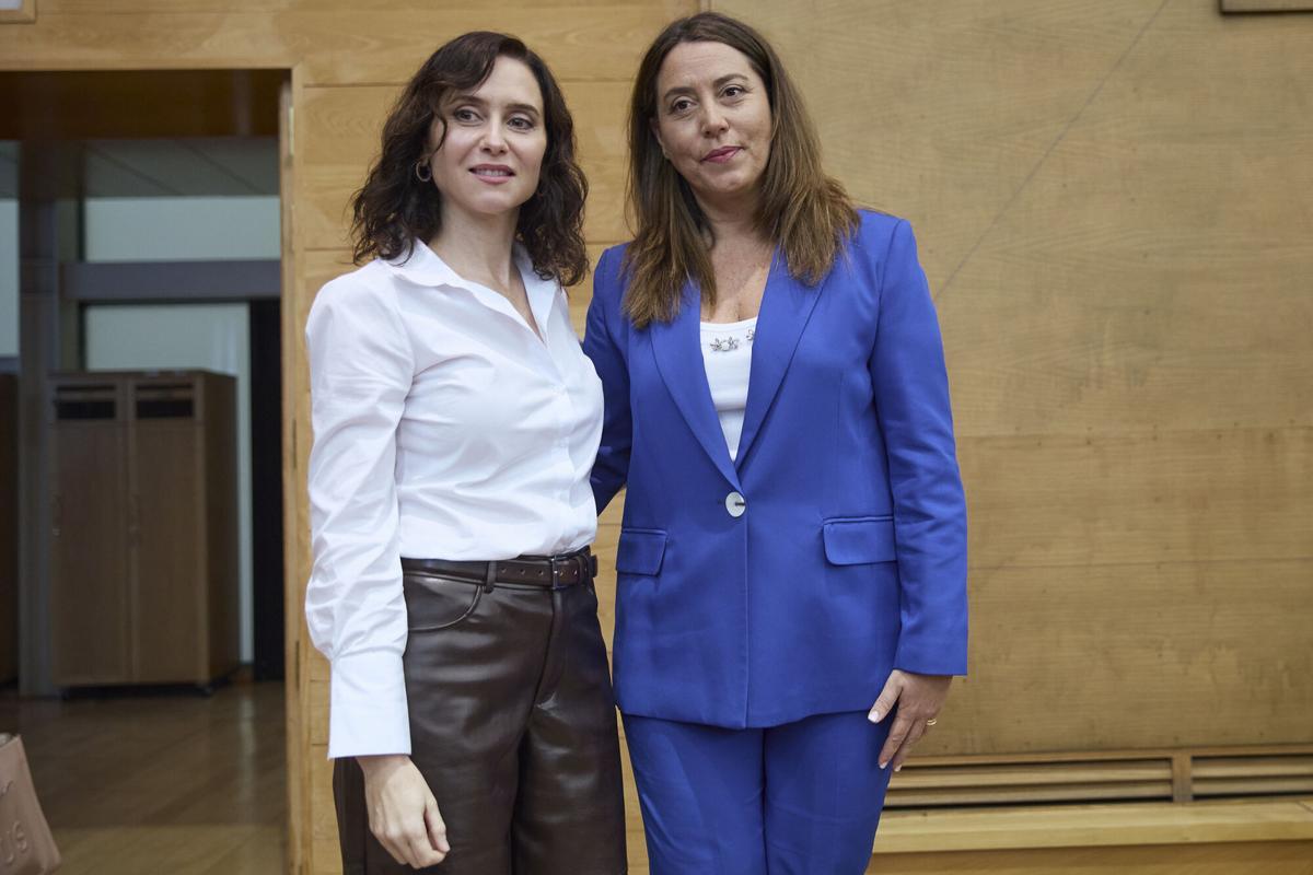 La presidenta de la Comunidad de Madrid, Isabel Díaz Ayuso (i), y la vicepresidenta de la Mesa de la Asamblea, Ana Millán (d), durante una Pleno de la Asamblea de Madrid, a 19 de marzo de 2026, en Madrid (España). Ayuso y la oposición parlamentaria (Más Madrid, PSOE y Vox) se miden hoy en el Pleno de la Asamblea de Madrid con la migración en el centro del debate y tras el archivo de la causa judicial de la vicepresidenta primera de la Cámara. 19 MARZO 2026 Jesús Hellín / Europa Press 19/03/2026. Isabel Díaz Ayuso;Ana Millán;Jesús Hellín