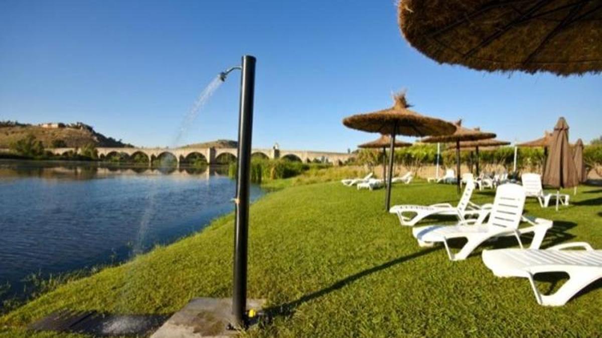 Río Guadiana a su paso por la playa fluvial de Medellín.