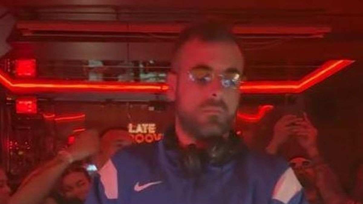 Dj Godzi durante una de sus sesiones