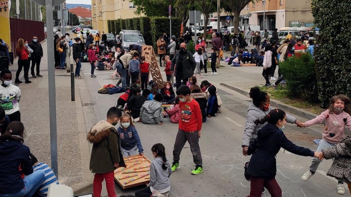 Les famílies i els alumnes de l&#039;escola Àgora de Girona, durant una de les protestes fetes en el marc de la campanya #revoltaEscolar