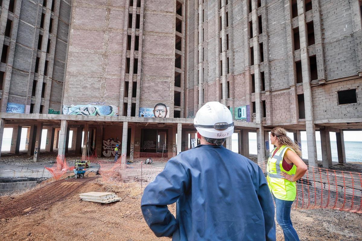 Trabajos de demolición de las escaleras de los pisos bajos del mamotreto de Añaza