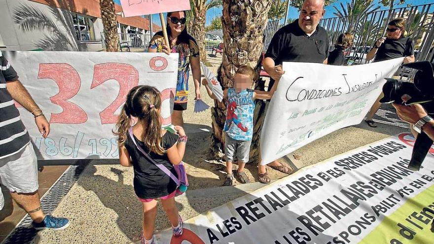 Los padres realizaron una protesta a las puertas del colegio, con pancartas reivindicativas