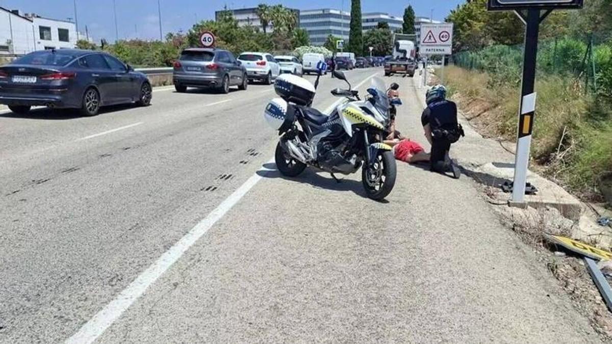 Un policía de Paterna reduce a un sospechoso, tras una persecución.