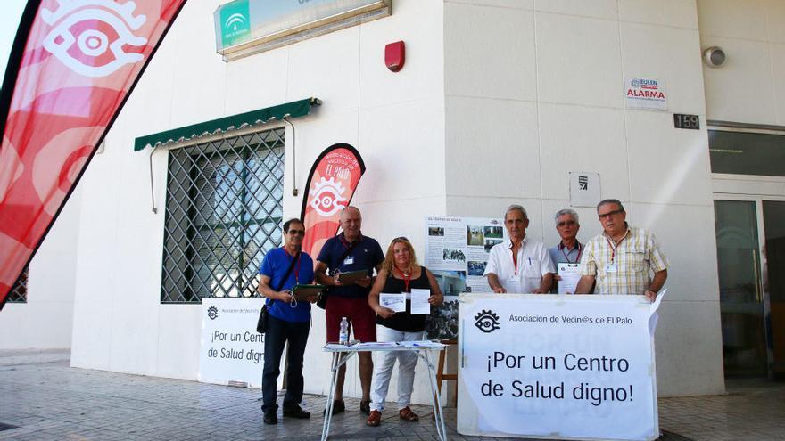 Dirigentes vecinales, ayer, en la recogida de firmas delante del Centro de Salud del Palo.