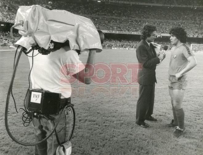 El 12 de septiembre de1983 Josep María Casanovas entrevistaba a Diego Armando Maradona tras el Barça - Osasuna en la que era la primera retransmision de TV3.