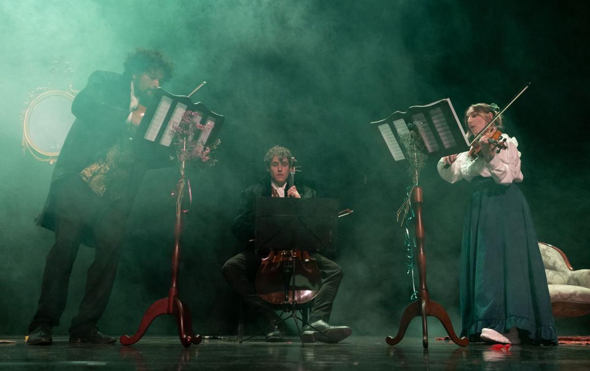 Ramsés Puente (violín), Carlos Vesperinas (chelo) y Astrid Canales (viola) interpretan el último tema. | FOTOS: HELENA LUZÓN