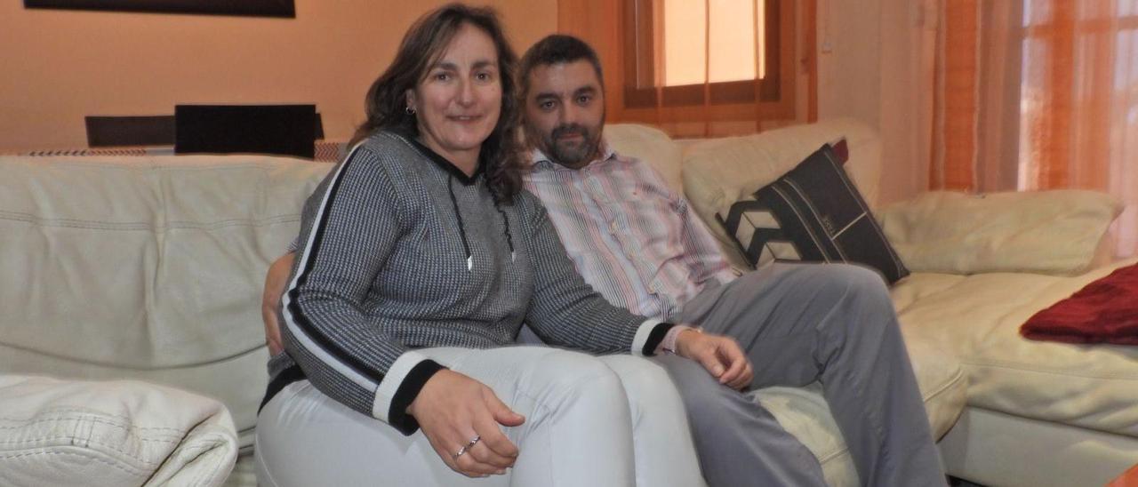 Rita Castiñeiras y Javier Tombo –ayer, en su casa de Amoeiro– acogieron a una niña durante nueve meses.