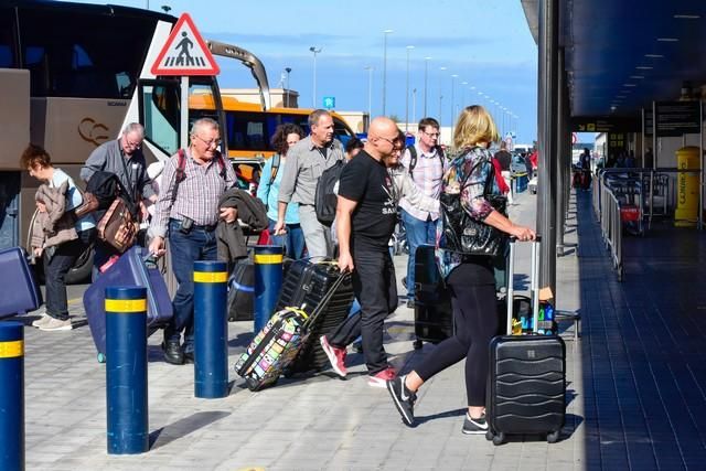 Llegada y salida de turistas en el aeropuerto