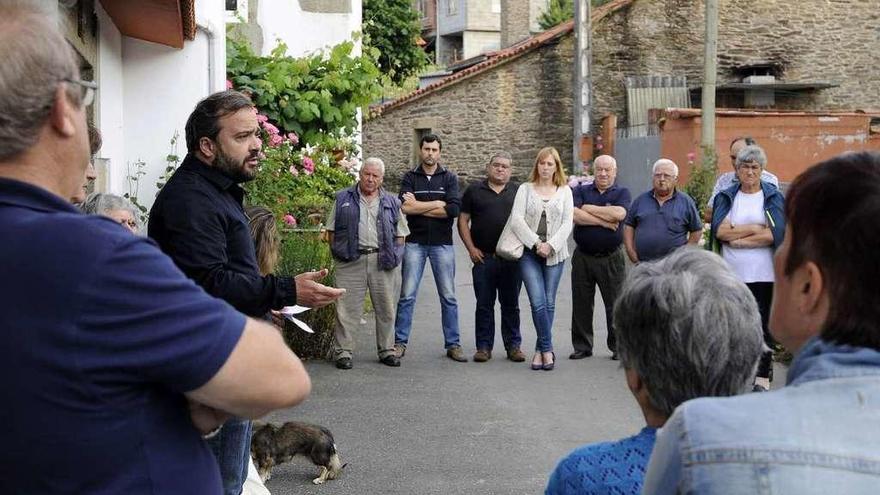 Un instante de la reunión del alcalde, anteayer, con los vecinos de Bendoiro. // Bernabé/Javier Lalín