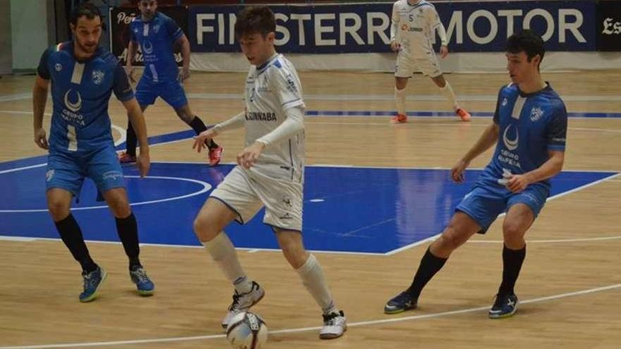 Un lance del partido disputado en Ferrol el domingo entre O Parrulo B y el Inversia A Estrada Futsal.