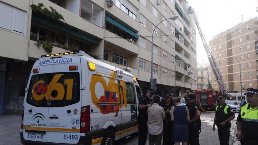 Una familia afectada por inhalación de humo y un bloque desalojado en un incendio en la calle Blanco Soler