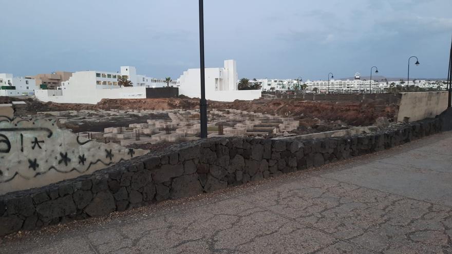 The wall of an abandoned hotel collapses next to the Paseo de Costa Teguise