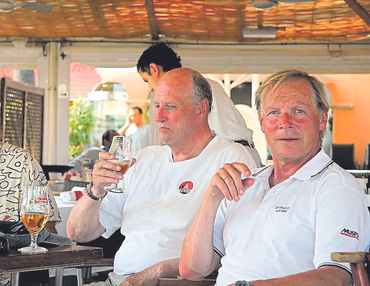 A la izquierda, el rey Harald de Noruega.