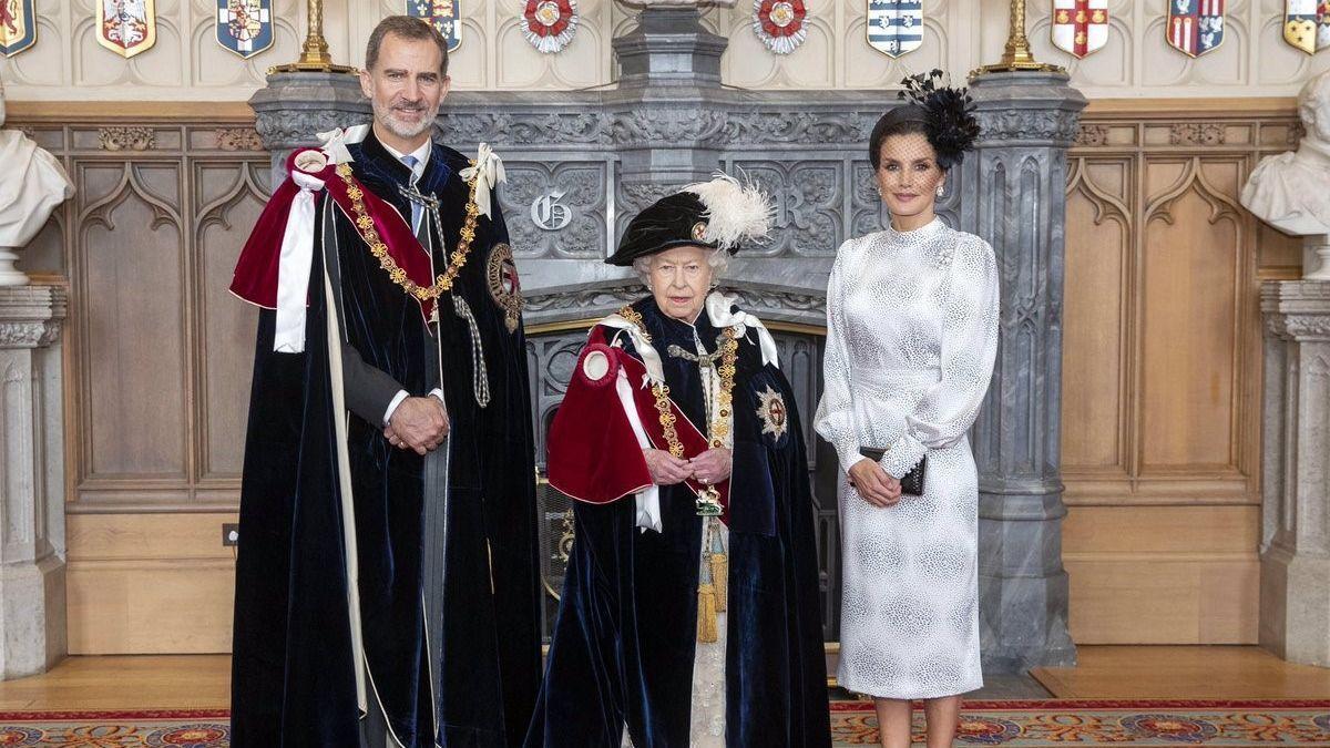 Los Reyes de España, junto a la difunta Isabel II.